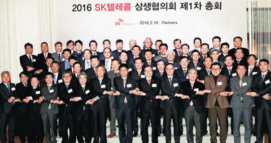 16일 서울 플라자호텔에서 열린 '2016 SK텔레콤 상생협의회'에서 SK텔레콤 장동현 사장과 48개 협력사 대표들이 기념 촬영을 하고 있다. 이날 총회에는 장동현 사장을 비롯한 SK텔레콤 주요 임원들과 5개 사업분야 총 48개 협력사 대표들이 참석해 지난해 협력 성과와 SK텔레콤의 올해 동반성장 추진 방향을 공유하고, 상호 협력과 관련한 다양한 의견을 나눴다.     SKT 제공